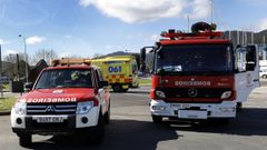 Foto de archivo de los bomberos de Viveiro y de personal sanitario en una intervenci�n