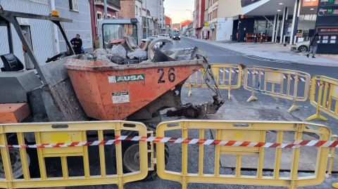 Las obras que se llevan a cabo frente a la gasolinera en la calle Morín