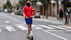 Vecino de Teis, en Vigo, sale al supermercado en patinete el�ctrico por Sanjurjo Badia 