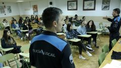 Agentes de la Polic�a Local dando una charla en el IES de Sar