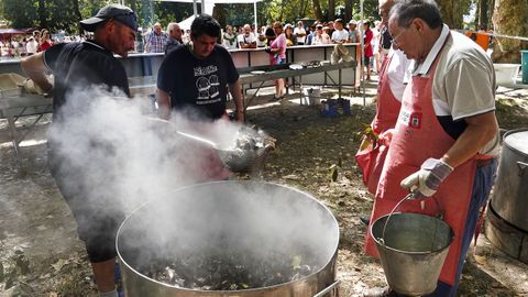 Hirviendo el marisco para luego degustarlo en Castrelos
