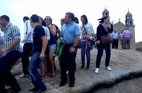 Un grupo de romeros hac�a �abalar� la Pedra en la tarde de ayer.