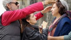 La maquilladora ourensana Patricia L�pez, en el centro, en un trabajo con la actriz Carmen Machi.