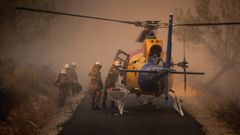 Un helic�ptero se prepara para luchar contra el fuego el Vilarinho da Castanheira, el pasado mes de agosto, en Portugal