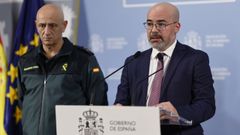 El delegado del Gobierno en la Comunidad de Madrid, Francisco Mart�n (c), ofrece declaraciones tras la reuni�n para abordar la situaci�n sobre los accesos a los puertos de Cotos y Navacerrada los fines de semana.