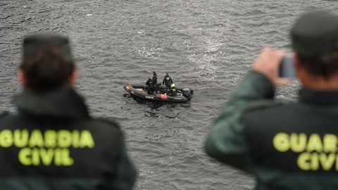 Buzos de los GEAS buscan en los alrededores del barco siniestrado
