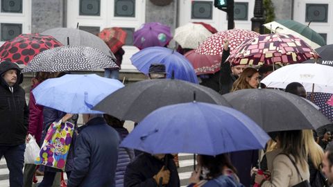 Paseantes, un da de lluvia, en Oviedo