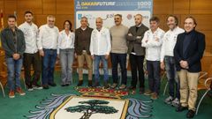Fran Pallas, en el centro de la imagen, con sus compa�eros de equipo, las autoridades y otros apoyos