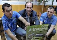 Los integrantes de la Escuder�a Estradense con el cartel. 