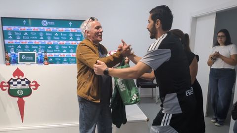 Javi V�zquez despidi�ndose de Jose Valencia en su �ltimo d�a en activo. 