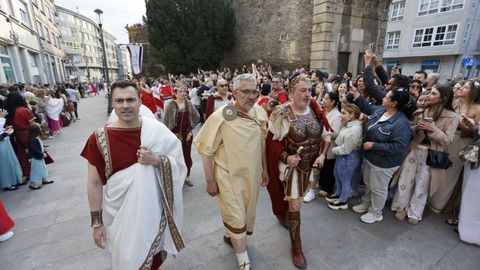 Romanos y castrexos desfilaron a los pies de la Muralla