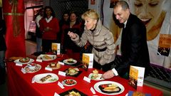 La concejala de promoci�n econ�mica, Irene Dacal, y el presidente del CCA, �ngel �lvarez, en la presentaci�n, probando los pinchos