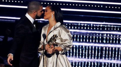 Rihanna y Drake.Despu�s de varias idas y venidas y de que el rapero le declarase su amor p�blicamente en la gala de los MTV Music Awards, en agosto, la relaci�n entre Rihanna y Drake se acab� en octubre. Se lleg� a decir que ambos manten�an una relaci�n abierta y que se ve�an con otras personas.