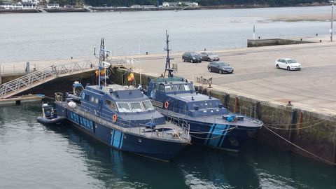 Las patrulleras de Altura del SVA Gerifalte y Alcarav�n II, amarradas inoperativas en el puerto de Mirasol, en Ribadeo