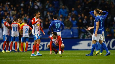 Jugadores de ambos equipos se saludan al fin del encuentro