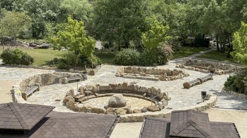 Termas públicas de uso gratuito de Outariz vacías.
