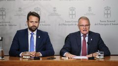 El portavoz parlamentario del PP, Diego Canga (d), y el secretario general del PP en Asturias, Alvaro Queipo (i),