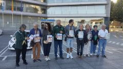 Miembros de Ecoloxistas en Acci�n y vecinos de Matam� frente a la sede de la Xunta en Vigo