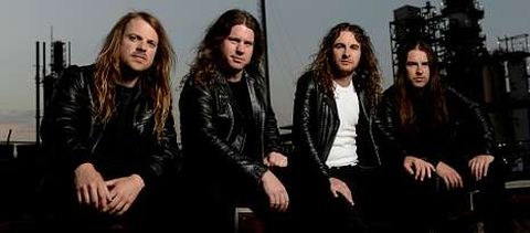 David Roads, segundo por la izquierda, es el guitarrista de los australianos Airbourne.