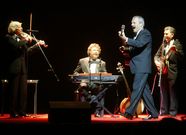 Les Luthiers actuaron en Vigo en el 2003