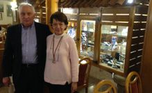 Arriba, Jos� Manuel Castro y su mujer, Marta Eugenia, en su restaurante Santiagui�o, cuya decoraci�n recoge la esencia gallega e incluye cuadros del pintor noi�s Alfonso Costa, del que Castro es amigo. Abajo, Jos� Manuel en sus primeros a�os en Barcelona, tocando el acorde�n en un conocido bar de la ciudad. 