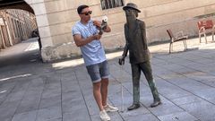 Daniel Irimia, xunto a unha escultura de Ram�n Mar�a del Valle-Incl�n