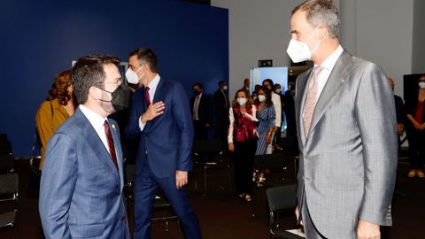 Foto de archivo. El rey conversa con el presidente de la Generalitat, Pere Aragon�s, durante la apertura del Mobile World Congress el pasado mes de junio en Barcelona. 