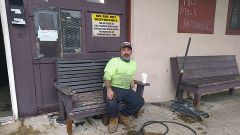 Rick Logan, votante de Trump, sentado en la entrada de su negocio de mec�nica en Scranton