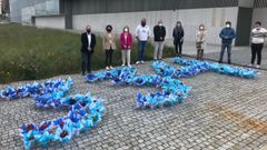 Ediles del partido popular junto con las macetas de flores en el auditorio
