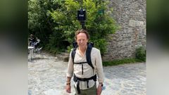 Uno de los integrantes de Ceres Ingenier�a con la mochila que lleva incorporada la c�mara