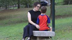 Iv�n, que tiene seis a�os y convive con�bronquiectasias y bronquiolitis obliterante postinfecciosa, acompa�ado por su madre Pilar.