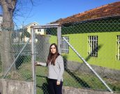 Una profesora delante del CEIP Igrexa de Chapela. 