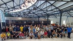 Miembros de las asociaciones hermanadas posan en el museo del tren de Monforte