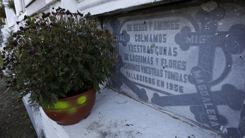 La tumba de cuatro hermanos asesinados por su madre en 1936 est siempre adornada