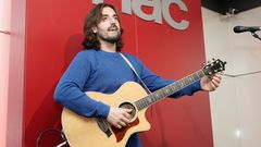El cantante Andr�s Su�rez ofreci� un concierto y firm� discos en A Coru�a para presentar su �ltimo trabajo,  Viaje de ida y vuelta .