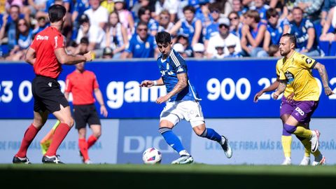 Colombatto es perseguido por Ivn Snchez durante el Oviedo-Valladolid