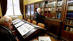 Dos de los socios, ayer en el Casino.