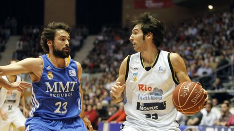 Llull, defendiendo a Corbacho en la visita del Real Madrid a Sar en la temporada 13/14