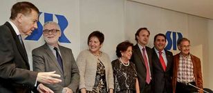 La entrega del premio incluy� una conferencia del profesor Ayala, primero por la izquierda.