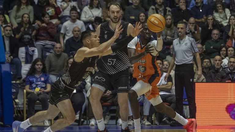 El Obradoiro venci� en el �ltimo derbi al B�squet Coru�a, en Sar.