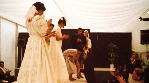 Una imagen de la primera Mostra do Encaixe, en el a�o 1991. Sobre la pasarela, vestidos de novia dise�ados por Quica Garc�a, tambi�n en la imagen. Alguno de los looks se cifraba entonces en medio mill�n de pesetas