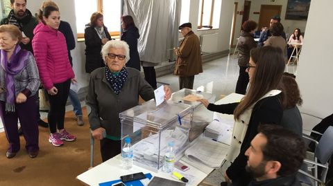 Genoveva Rodrguez, fotografiada mientras votaba en las elecciones generales del 2015