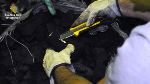 La Guardia Civil abri� las piedras de carb�n con c�ter para comprobar que conten�a coca�na.