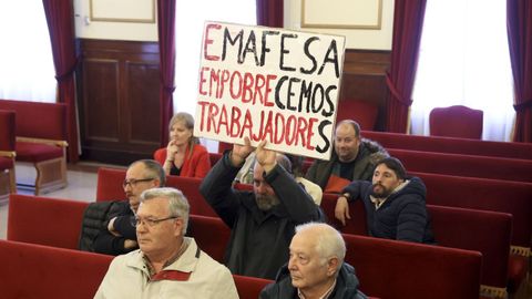 Protesta de trabajadores de Emafesa en el pleno de Ferrol.