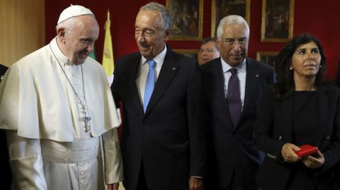 El papa Francisco junto al presidente portugus, Marcelo Rebelo de Sousa (2-i), el primer ministro, Antonio Costa (2-d), y su esposa Fernanda