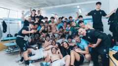 Los futbolistas del Celta Juvenil B, celebrando tras proclamarse campeones de Liga Nacional.