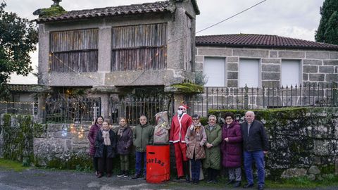 Decoraci�n navide�a en la aldea de Barrio (Vilamar�n).