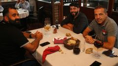 Soria, a la derecha, compartiendo este mi�rcoles una comida en O Lugar do Sixto, en Cordido, Foz
