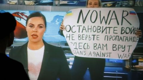 Momento en el que la editora del informativo, Marina Ovsyannikova, irrumpe con un cartel con protesta contra la invasin rusa de Ucrania.