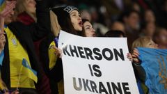 Una joven muestra un cartel en el que defiende que Jers�n es ucraniano durante un partido de f�tbol en Polonia